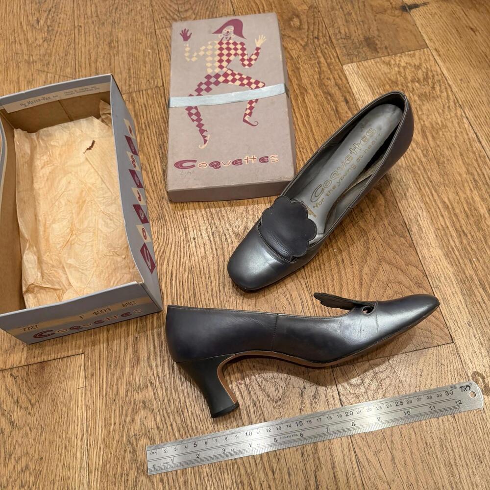 Vintage 1960s Coquettes Gray Leather Pumps in Box